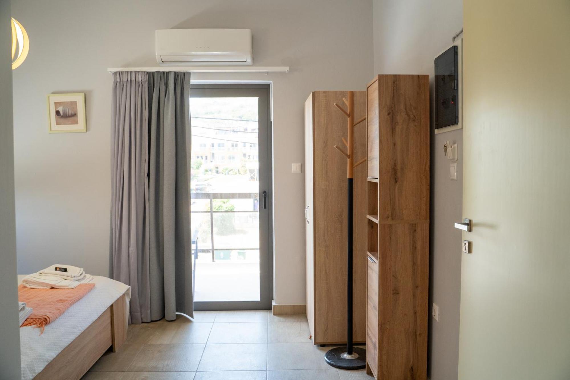 Nefeli Rooms Agia Marina  Bagian luar foto